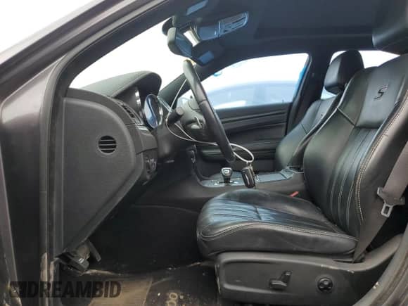 2014 Chrysler 300 S with VIN 2C3CCABG8EH252588, listed as a Copart auction lot 70473335 with 273,731 mi miles and Clean title. Bid and sale history available at DreamBid. Image 7.