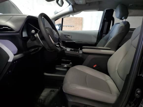 2025 Toyota Sienna XLE z VIN 5TDJSKFC6SS172710, wystawiony jako Copart lot #55451105 z przebiegiem 5 186 mil mil oraz Czysty tytuł • Clean title. Historia ofert i sprzedaży dostępna na DreamBid. Obrazek 7.