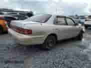 1994 Toyota Camry LE z VIN 4T1SK12E5RU358097, wystawiony jako Copart lot #70173615 z przebiegiem 369 918 mil mil oraz Szkoda całkowita • Salvage title. Historia ofert i sprzedaży dostępna na DreamBid. Obrazek 3.