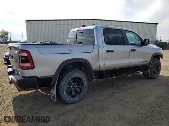 2024 Ram 1500 Rebel z VIN 1C6SRFLT2RN211523, wystawiony jako Copart lot #68870655 z przebiegiem 24 028 mil mil oraz Szkoda całkowita • Salvage title. Historia ofert i sprzedaży dostępna na DreamBid. Obrazek 3.