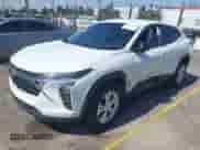 2025 Chevrolet Trax LS z VIN KL77LFEPXSC223210, wystawiony jako IAAI lot #42852006 z przebiegiem 21 384 mil mil oraz . Historia ofert i sprzedaży dostępna na DreamBid. Obrazek 2.