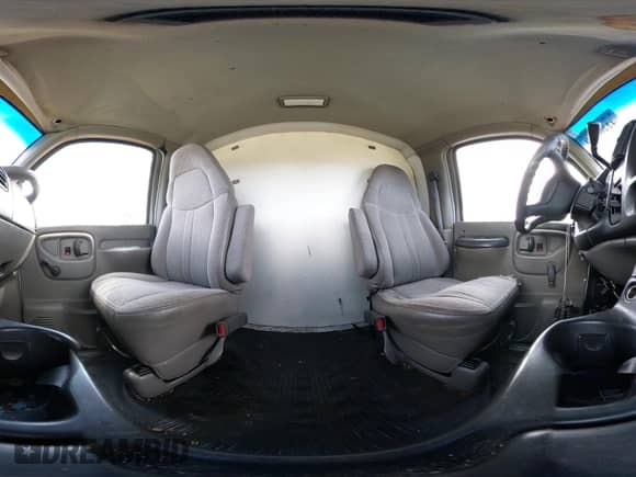 2001 Chevrolet Express z VIN 1GCHG39R011111547, wystawiony jako IAAI lot #42265979 z przebiegiem 297 607 mil mil oraz . Historia ofert i sprzedaży dostępna na DreamBid. Obrazek 22.