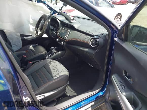 2020 Nissan Kicks SR z VIN 3N1CP5DV0LL563426, wystawiony jako IAAI lot #42708299 z przebiegiem 53 004 mil mil oraz . Historia ofert i sprzedaży dostępna na DreamBid. Obrazek 5.