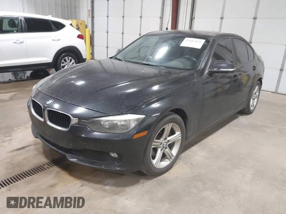 2013 BMW 3 Series 320i z VIN WBA3B1C53DK129149, wystawiony jako IAAI lot #42415125 z przebiegiem 129 114 mil mil oraz . Historia ofert i sprzedaży dostępna na DreamBid. Obrazek 2.