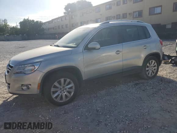 2009 Volkswagen Tiguan SE с VIN WVGBV75N69W525304, выставлен на аукционе Copart как лот 85083165 с пробегом 115 918 миль миль и Списание • Salvage title. История ставок и продаж доступна на DreamBid. Изображение 1.