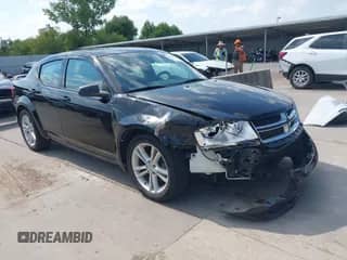 2013 Dodge Avenger SE V6 z VIN 1C3CDZAG4DN717676, wystawiony jako IAAI lot #43219242 z przebiegiem 158 816 mil mil oraz . Historia ofert i sprzedaży dostępna na DreamBid. Obrazek 1.