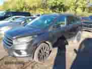 2018 Ford Escape SE z VIN 1FMCU9GD5JUB12944, wystawiony jako IAAI lot #43497420 z przebiegiem 172 518 mil mil oraz . Historia ofert i sprzedaży dostępna na DreamBid. Obrazek 2.