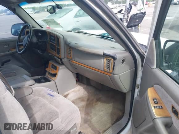 2000 Chevrolet Silverado 1500 LS z VIN 2GCEC19V0Y1193722, wystawiony jako IAAI lot #42232746 z przebiegiem Nie podano mil oraz . Historia ofert i sprzedaży dostępna na DreamBid. Obrazek 5.