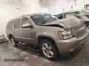 2014 Chevrolet Suburban LTZ z VIN 1GNSKKE73ER178600, wystawiony jako IAAI lot #41893913 z przebiegiem 193 780 mil mil oraz . Historia ofert i sprzedaży dostępna na DreamBid. Obrazek 13.