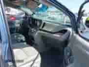 2017 Toyota Sienna XLE Auto Access Seat z VIN 5TDYZ3DC7HS854846, wystawiony jako IAAI lot #43089936 z przebiegiem 135 322 mil mil oraz . Historia ofert i sprzedaży dostępna na DreamBid. Obrazek 5.