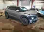 2024 Chevrolet TrailBlazer LT z VIN KL79MRSL3RB069108, wystawiony jako Copart lot #69069195 z przebiegiem 43 727 mil mil oraz Nie do naprawy • Non repairable. Historia ofert i sprzedaży dostępna na DreamBid. Obrazek 4.