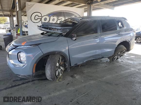 2025 Mitsubishi Outlander SE z VIN JA4J3VA82SZ038285, wystawiony jako Copart lot #80948085 z przebiegiem Nie podano mil oraz Szkoda całkowita • Salvage title. Historia ofert i sprzedaży dostępna na DreamBid. Obrazek 1.