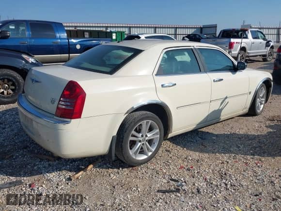 2007 Chrysler 300 C z VIN 2C3KA63H27H753131, wystawiony jako IAAI lot #43341249 z przebiegiem 197 669 mil mil oraz . Historia ofert i sprzedaży dostępna na DreamBid. Obrazek 4.