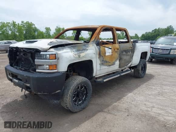 2018 Chevrolet Silverado 2500HD LT z VIN 1GC1KVEY1JF271786, wystawiony jako IAAI lot #41766472 z przebiegiem Nie podano mil oraz . Historia ofert i sprzedaży dostępna na DreamBid. Obrazek 2.