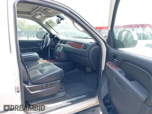 2011 Chevrolet Suburban LTZ z VIN 1GNSKKE34BR257556, wystawiony jako IAAI lot #41308217 z przebiegiem 158 107 mil mil oraz . Historia ofert i sprzedaży dostępna na DreamBid. Obrazek 5.