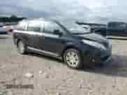 2016 Toyota Sienna XLE z VIN 5TDYK3DC2GS727327, wystawiony jako Copart lot #82152655 z przebiegiem 136 048 mil mil oraz Szkoda całkowita • Salvage title. Historia ofert i sprzedaży dostępna na DreamBid. Obrazek 4.