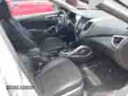 2013 Hyundai Veloster w/Black Int z VIN KMHTC6AD2DU171979, wystawiony jako IAAI lot #42808238 z przebiegiem 116 330 mil mil oraz . Historia ofert i sprzedaży dostępna na DreamBid. Obrazek 5.