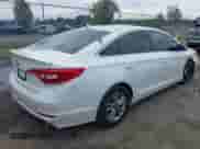 2017 Hyundai Sonata SE z VIN 5NPE24AF5HH581648, wystawiony jako IAAI lot #43288707 z przebiegiem 130 477 mil mil oraz . Historia ofert i sprzedaży dostępna na DreamBid. Obrazek 4.