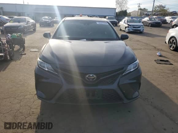 2018 Toyota Camry SE z VIN 4T1B11HK3JU646558, wystawiony jako Copart lot #84472655 z przebiegiem 164 510 mil mil oraz Szkoda całkowita • Salvage title. Historia ofert i sprzedaży dostępna na DreamBid. Obrazek 5.