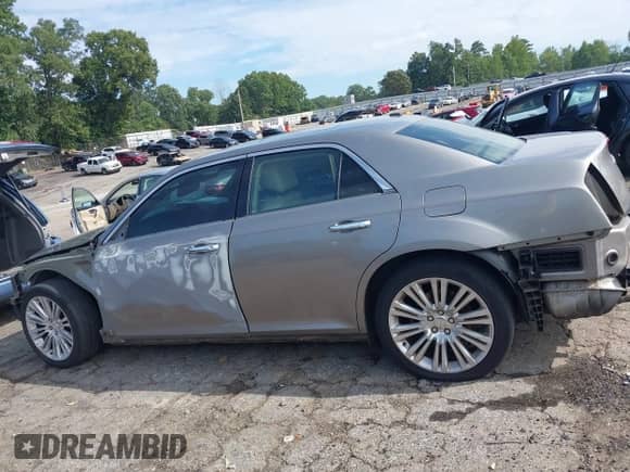 2014 Chrysler 300 C z VIN 2C3CCAEG6EH220900, wystawiony jako IAAI lot #43080522 z przebiegiem 153 817 mil mil oraz . Historia ofert i sprzedaży dostępna na DreamBid. Obrazek 15.