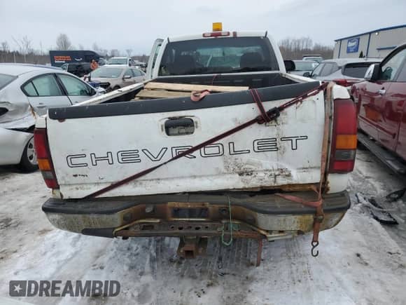 2001 Chevrolet Silverado 2500HD LS with VIN 1GCHK24U91Z301904, listed as a Copart auction lot 46806275 with 221,596 mi miles and Salvage title. Bid and sale history available at DreamBid. Image 6.