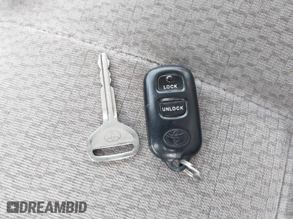 2003 Toyota Corolla LE z VIN 1NXBR32E03Z164074, wystawiony jako IAAI lot #43528734 z przebiegiem 242 551 mil mil oraz . Historia ofert i sprzedaży dostępna na DreamBid. Obrazek 11.