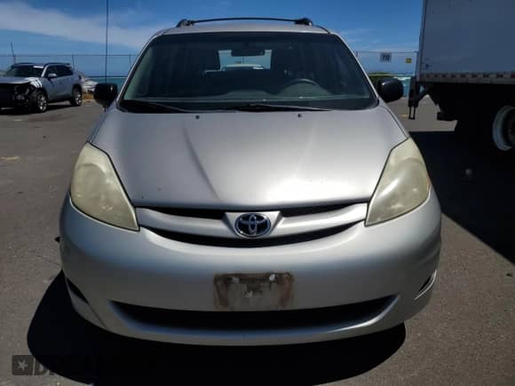 2010 Toyota Sienna CE z VIN 5TDKK4CC3AS302574, wystawiony jako Copart lot #65031275 z przebiegiem 133 319 mil mil oraz Szkoda całkowita • Salvage title. Historia ofert i sprzedaży dostępna na DreamBid. Obrazek 5.