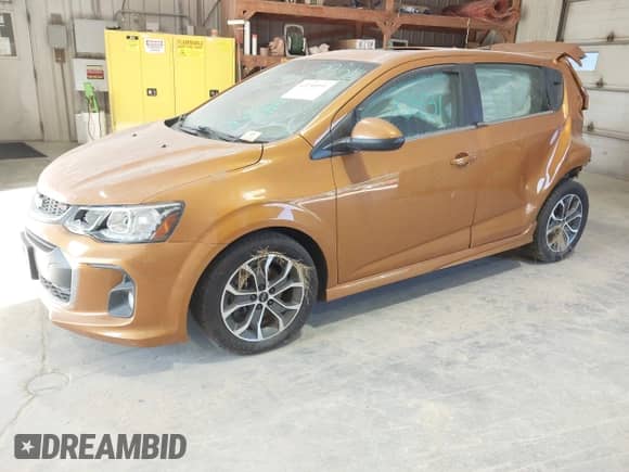 2019 Chevrolet Sonic LT z VIN 1G1JD6SBXK4117812, wystawiony jako IAAI lot #43250931 z przebiegiem Nie podano mil oraz . Historia ofert i sprzedaży dostępna na DreamBid. Obrazek 2.