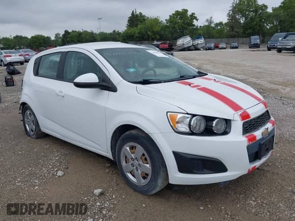 2016 Chevrolet Sonic LS z VIN 1G1JA6SH5G4109671, wystawiony jako IAAI lot #39954571 z przebiegiem 145 219 mil mil oraz . Historia ofert i sprzedaży dostępna na DreamBid. Obrazek 1.