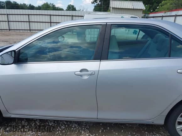 2014 Toyota Camry LE z VIN 4T1BD1FK4EU102991, wystawiony jako IAAI lot #43068815 z przebiegiem 242 935 mil mil oraz . Historia ofert i sprzedaży dostępna na DreamBid. Obrazek 14.