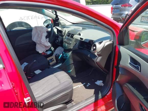 2013 Chevrolet Sonic LT с VIN 1G1JC6SG8D4206926, выставлен на аукционе IAAI как лот 42927136 с пробегом 116 885 миль миль и . История ставок и продаж доступна на DreamBid. Изображение 5.