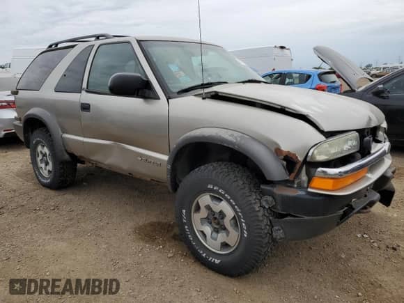2001 Chevrolet Blazer LS z VIN 1GNCT18W61K185977, wystawiony jako Copart lot #57461385 z przebiegiem 114 357 mil mil oraz Szkoda całkowita • Salvage title. Historia ofert i sprzedaży dostępna na DreamBid. Obrazek 4.