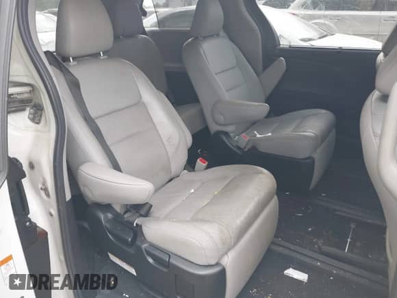 2017 Toyota Sienna XLE z VIN 5TDYZ3DCXHS769385, wystawiony jako IAAI lot #42677574 z przebiegiem 113 386 mil mil oraz . Historia ofert i sprzedaży dostępna na DreamBid. Obrazek 8.