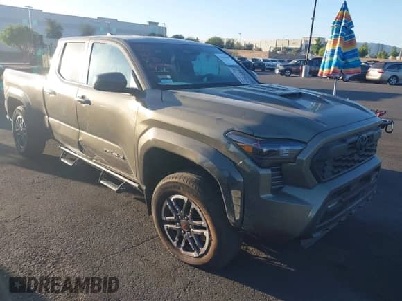 2024 Toyota Tacoma SR5 z VIN 3TMLB5JN9RM057547, wystawiony jako IAAI lot #42865640 z przebiegiem 28 049 mil mil oraz . Historia ofert i sprzedaży dostępna na DreamBid. Obrazek 1.