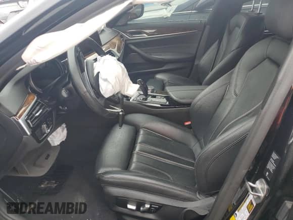 2019 BMW 5 Series 530i xDrive z VIN WBAJA7C56KWW19085, wystawiony jako Copart lot #71591235 z przebiegiem Nie podano mil oraz Nie do naprawy • Non repairable. Historia ofert i sprzedaży dostępna na DreamBid. Obrazek 7.