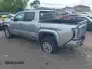 2024 Toyota Tacoma SR5 z VIN 3TMKB5FN2RM000305, wystawiony jako IAAI lot #42108145 z przebiegiem Nie podano mil oraz . Historia ofert i sprzedaży dostępna na DreamBid. Obrazek 3.