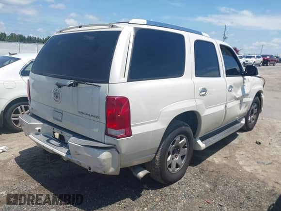 2004 Cadillac Escalade with VIN 1GYEC63T14R165427, listed as a IAAI auction lot 42844590 with 370,700 mi miles and . Bid and sale history available at DreamBid. Image 4.
