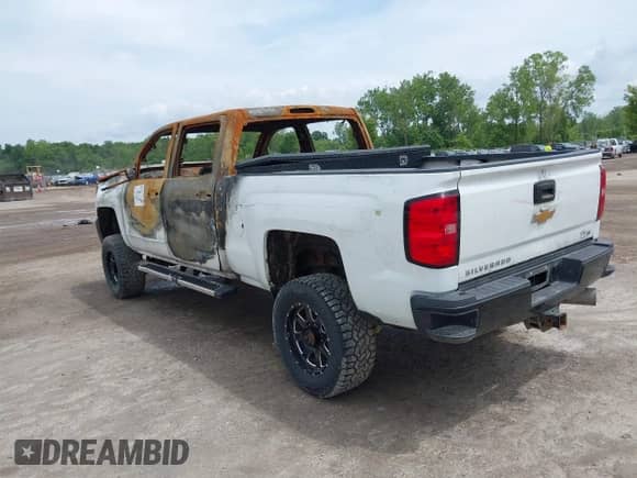2018 Chevrolet Silverado 2500HD LT z VIN 1GC1KVEY1JF271786, wystawiony jako IAAI lot #41766472 z przebiegiem Nie podano mil oraz . Historia ofert i sprzedaży dostępna na DreamBid. Obrazek 3.