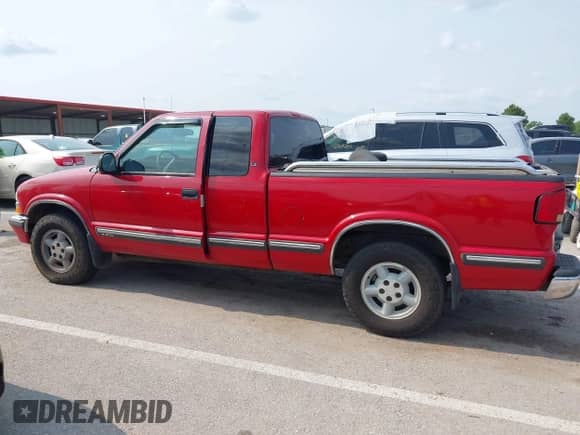1998 Chevrolet S-10 LS with VIN 1GCDT19X9W8121358, listed as a IAAI auction lot 42384796 with 152,795 mi miles and . Bid and sale history available at DreamBid. Image 14.