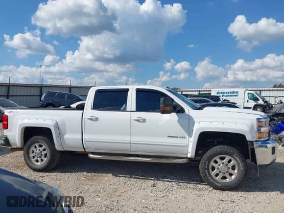 2015 Chevrolet Silverado 2500HD LT с VIN 1GC1KVEG4FF592347, выставлен на аукционе IAAI как лот 43337718 с пробегом 184 617 миль миль и . История ставок и продаж доступна на DreamBid. Изображение 14.