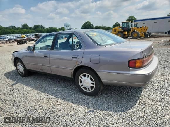 1993 Toyota Camry с VIN 4T1VK13E1PU075530, выставлен на аукционе Copart как лот 64218835 с пробегом 58 871 миль миль и Списание • Salvage title. История ставок и продаж доступна на DreamBid. Изображение 2.