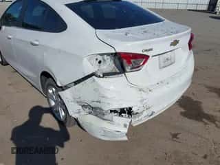 2019 Chevrolet Cruze LS z VIN 1G1BC5SM1K7101788, wystawiony jako IAAI lot #43360258 z przebiegiem 97 871 mil mil oraz . Historia ofert i sprzedaży dostępna na DreamBid. Obrazek 6.