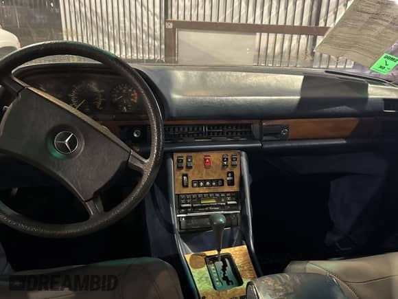 1984 Mercedes-Benz 500 с VIN WDBCA37A9EA027109, выставлен на аукционе Copart как лот 74401344 с пробегом 137 953 миль миль и Чистый • Clean title. История ставок и продаж доступна на DreamBid. Изображение 9.