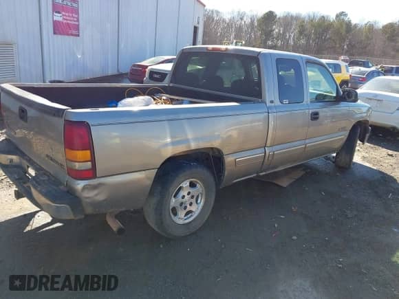 2000 Chevrolet Silverado 1500 LS with VIN 2GCEC19T2Y1199939, listed as a IAAI auction lot 41350239 with 321,613 mi miles and . Bid and sale history available at DreamBid. Image 4.