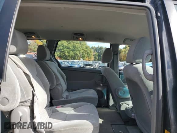 2010 Toyota Sienna CE z VIN 5TDKK4CC2AS305336, wystawiony jako Copart lot #86893375 z przebiegiem 225 105 mil mil oraz Czysty tytuł • Clean title. Historia ofert i sprzedaży dostępna na DreamBid. Obrazek 11.