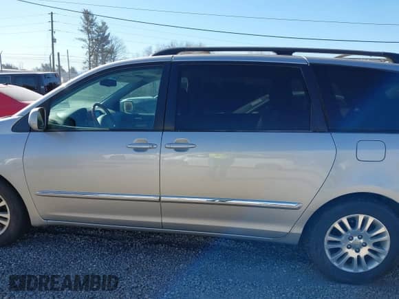 2010 Toyota Sienna XLE с VIN 5TDYK4CC8AS307506, выставлен на аукционе IAAI как лот 41691392 с пробегом 216 197 миль миль и . История ставок и продаж доступна на DreamBid. Изображение 14.