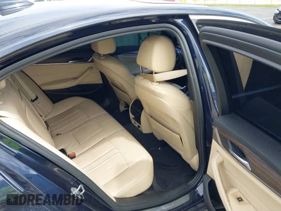 2018 BMW 5 Series 530i с VIN WBAJA5C58JG899041, выставлен на аукционе IAAI как лот 43254657 с пробегом 70 801 миль миль и . История ставок и продаж доступна на DreamBid. Изображение 8.