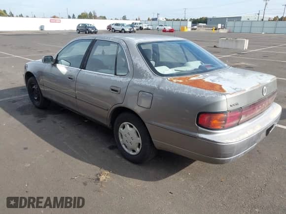 1994 Toyota Camry LE z VIN JT2SK12EXR0263202, wystawiony jako IAAI lot #43497547 z przebiegiem 183 736 mil mil oraz . Historia ofert i sprzedaży dostępna na DreamBid. Obrazek 3.