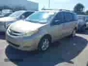 2006 Toyota Sienna XLE z VIN 5TDBA22C26S071263, wystawiony jako IAAI lot #43251454 z przebiegiem 211 032 mil mil oraz . Historia ofert i sprzedaży dostępna na DreamBid. Obrazek 2.