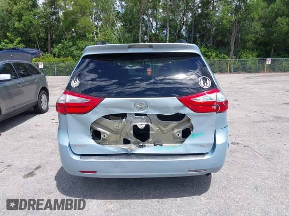 2017 Toyota Sienna LE Auto Access Seat с VIN 5TDKZ3DC6HS888752, выставлен на аукционе IAAI как лот 43216076 с пробегом 105 314 миль миль и . История ставок и продаж доступна на DreamBid. Изображение 17.